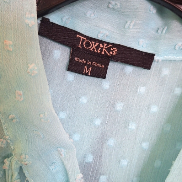 Woman blouse. Size medium.        100% Polyester. Excelent condition! - Picture 4 of 6